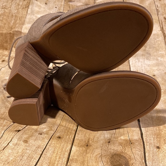 Lucky Brand Lanita Feather Gray Open Toe Block Heel Leather Sandals NWOB - Picture 8 of 11